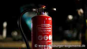 Zwei Buben (13 Jahre) werfen Feuerlöscher vom Dach eines Wohnheims