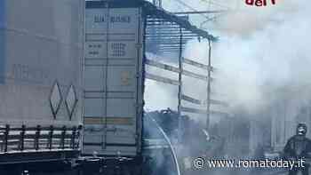 Incendio sui binari: in fiamme due vagoni di un treno merci