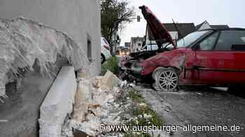 Auto kracht gegen Hauswand: 25-jähriger Fahrer wird bei Unfall verletzt