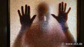 Unbekannte steigen in Möbelgeschäft ein - Mann fährt ohne Führerschein und knallt gegen Poller