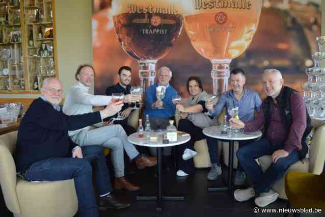 Gin 1923: Gebrouwen in Westmalle, gestookt in Sint-Lenaarts en geserveerd en te koop in Café Trappisten ter ere van eeuwfeest, met de zegen van Broeder Benedict