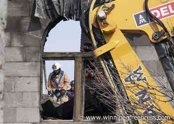 Two more bodies pulled from rubble after Old Montreal fire, five bodies identified