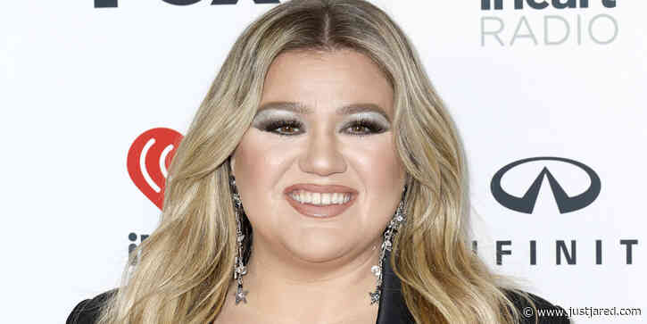 Kelly Clarkson Turns Heads at iHeartRadio Music Awards After Announcing New Album