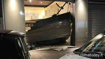 Auto ariete contro la gioielleria, ma la serranda collassa e fa scappare la banda della spaccata