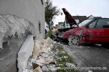 Auto kracht gegen Hauswand: 26-jähriger Fahrer wird bei Unfall verletzt