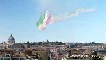 Le Frecce Tricolori volano su Roma per i 100 anni dell'Aeronautica militare