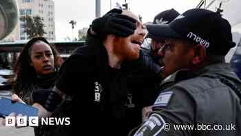 Israel protests: PM Netanyahu delays legal reforms after day of strikes