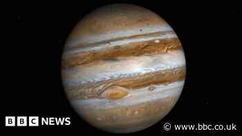 Five planets line up with Moon in night sky