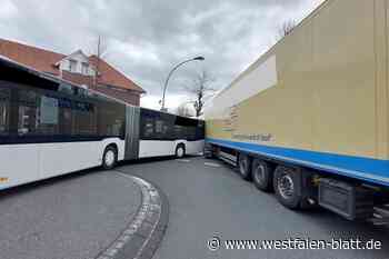 Schulbus stößt in Rietberg mit Lastwagen zusammen