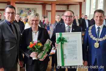 Jürgen Spier aus Steinheim mit Verdienstwappen des Kreises Höxter geehrt