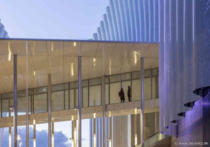 Im Loire-Nebel von Orleans
 - Sport- und Kongresszentrum von Ferrier Marchetti Studio