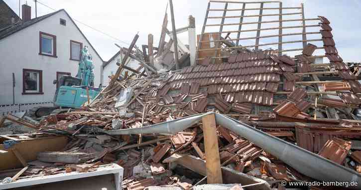 Einfamilienhaus stürzt nach Explosion ein – drei Verletzte