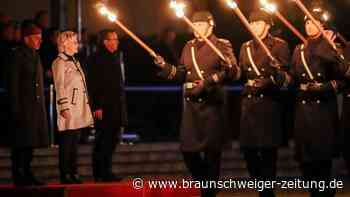 „Niemals geht man so ganz“: Zapfenstreich für Lambrecht