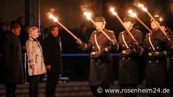 „Niemals geht man so ganz“: Zapfenstreich für Lambrecht