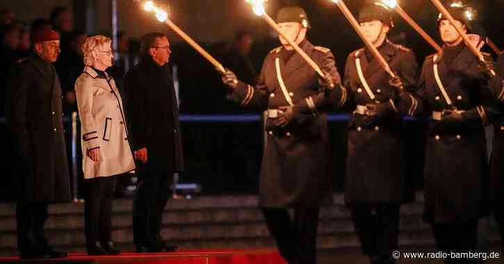 «Niemals geht man so ganz»: Zapfenstreich für Lambrecht