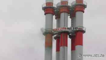 Klimaaktivisten besetzen Schornstein des Gas-Heizkraftwerks in Jena-Winzerla: Feuerwehr rückt ab