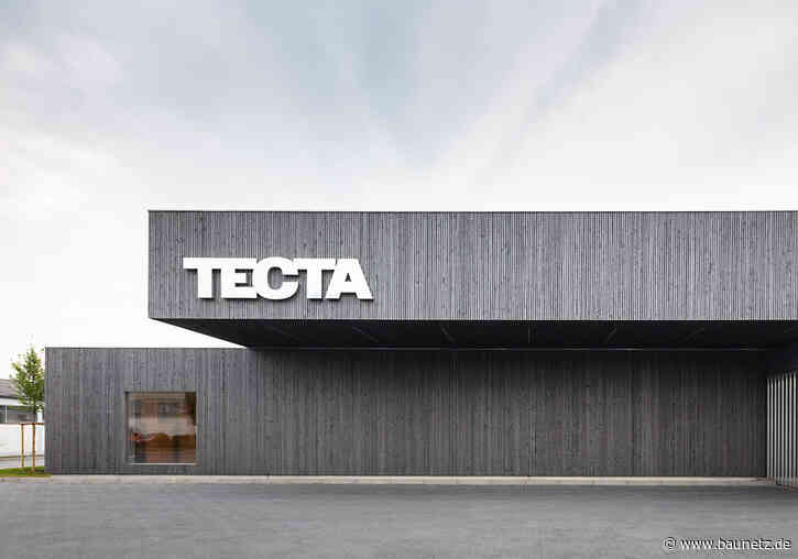 Kragstühle hinter Holz
 - Lagerhalle von Studio Andree Weissert in Lauenförde