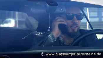 Lkw-Fahrer mit Handy in der Hand und gefälschten Kennzeichen unterwegs