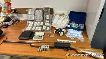 Nasconde droga in giardino e un fucile sotterrato