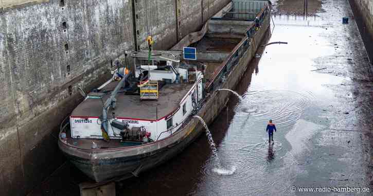 Havarierter Donaufrachter aus Schleuse geschleppt