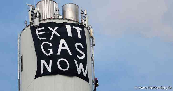 Klimaaktivisten besetzen 141 Meter hohen Schornstein