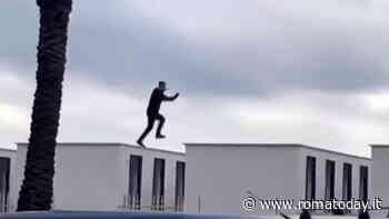 Salta sulle cabine degli stabilimenti balneari, il video diventa virale