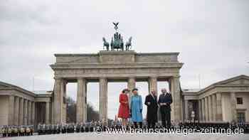 Jubelrufe und Fähnchen: Charles und Camilla in Berlin