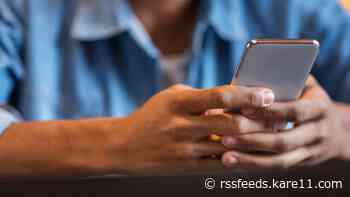 Screenshots of conversations, texting at the table, and more: etiquette tips in the digital age
