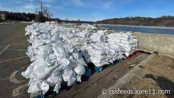 Volunteers start filling 6,000 sandbags a day to prepare for flooding in Stillwater