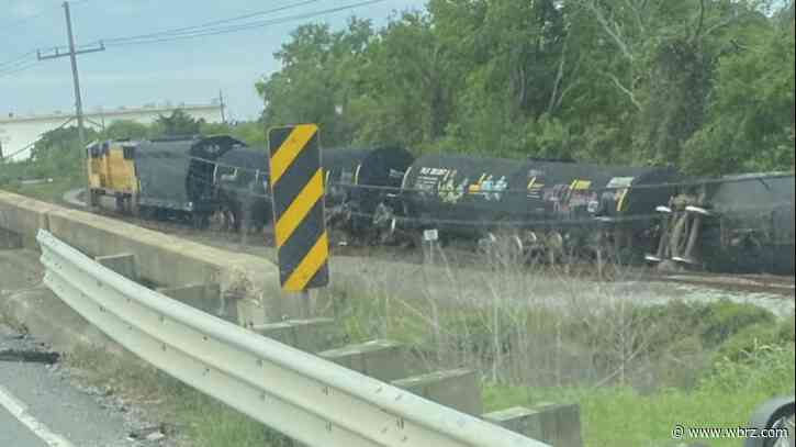 Train derails in Port Allen; no injuries, no immediate danger to public