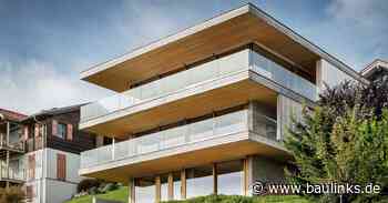 Glasgeländer auf Holzbauweisen abgestimmt