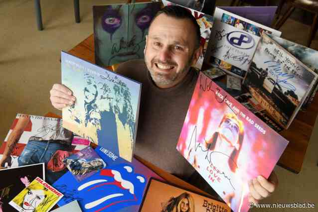 Dimitris verzamelde 23.000 beroemde handtekeningen en gaat heel ver voor zijn passie: “Plots omringd door gewapende soldaten”