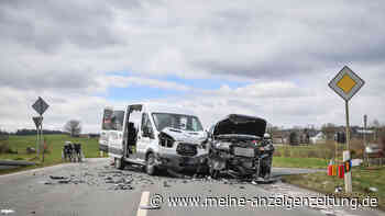 Pickup rammt Krankenwagen: Zwei Tote