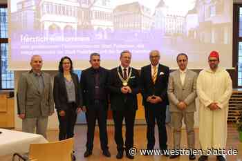 Paderborner Muslime feiern erstes Fastenbrechen im Rathaus