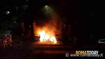 Auto incendiate nella notte: caccia al piromane