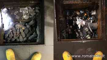 Piazza di Spagna, le caditoie piene di bottiglie di plastica