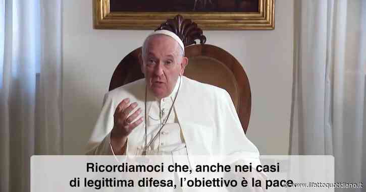 Ucraina, il videomessaggio del Papa: “Anche nei casi di legittima difesa l’obiettivo è la pace. Può essere duratura solo senza armi”