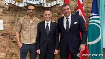 Ryan Reynolds meets with Ottawa mayor amid Sens purchase buzz