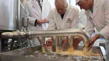 König Charles in Ökodorf in Brandenburg: heftiges Unwetter und royaler Käse