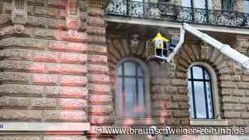 Kurz vor Charles-Besuch - Farbattacke auf Hamburger Rathaus