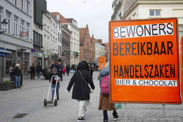 Misnoegde bewoners beplakken borden in Katelijnestraat