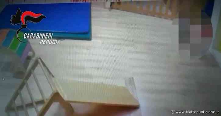 Strattoni, offese e maltrattamenti sui bambini di in un asilo nido del Perugino: indagata l’educatrice – Video