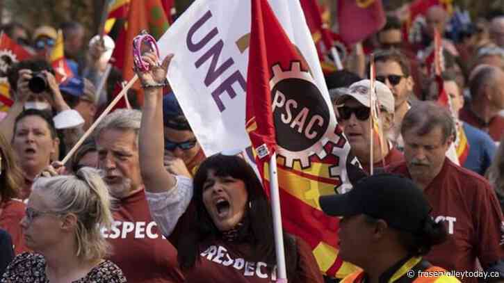 Major public-service union and to begin mediated negotiations with federal government