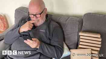 Cornwall man mistakenly orders 60 pairs of reading glasses
