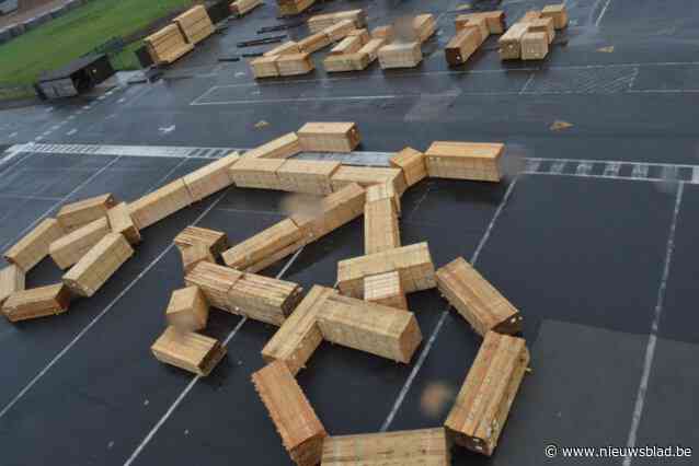 “Hopelijk merkt helikopter hem op”: bedrijf maakt gigantische fiets uit houtstapels voor Ronde van Vlaanderen
