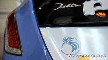 Evade i domiciliari per incontrare una donna, poi fornisce false generalità