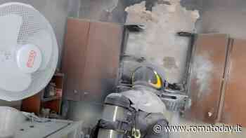 Incendio avvolge un appartamento: fiamme e fumo dalla cucina