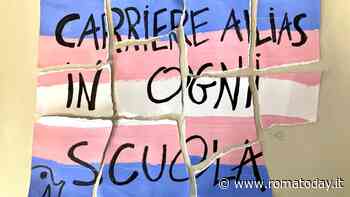 Insegnante strappa cartello pro Carriera Alias durante sit-in studentesco