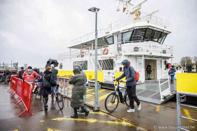 Tweede veerboot vaart laatste keer uit en daar zijn pendelaars niet over te spreken: “Schandelijk, Linkeroever doet er precies weeral niet toe”