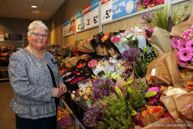 Albert Heijn zwaait bloemenmeisje Maria uit na 50 jaar dienst: “Na al die tijd weet ik nog precies wat ik op mijn eerste werkdag moest doen”